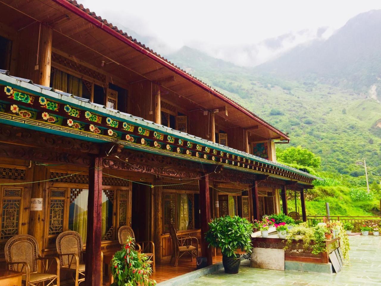 Tibet Guesthouse 虎跳峡卓玛客栈 シャングリラ県 エクステリア 写真